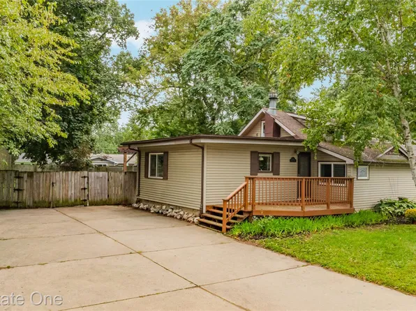 8643 Hibbing St, Commerce Township, MI 48382
