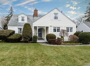 137 Oak St, Floral Park, NY 11001