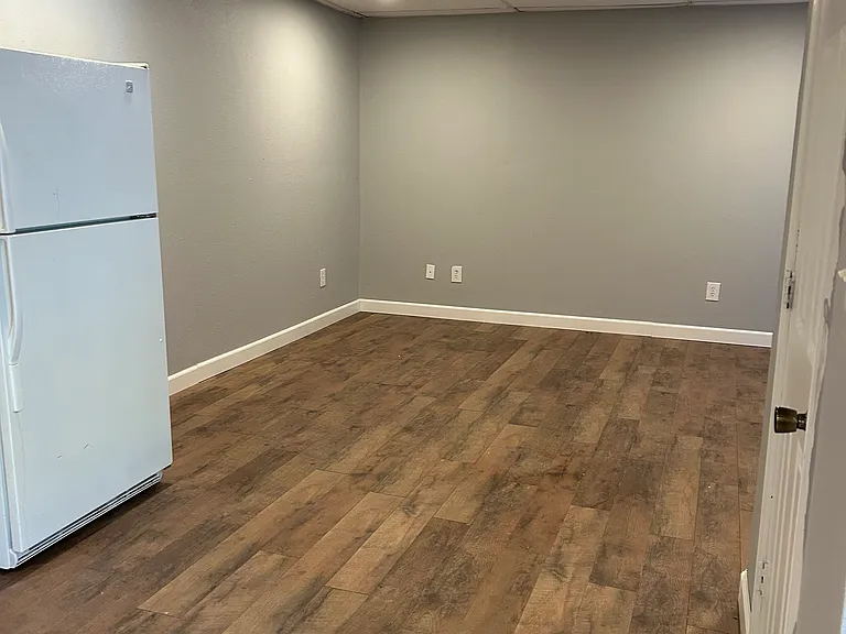 308 N Vaughan Rd — Photo 2