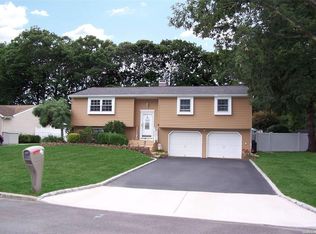 26 Cedar Ridge Dr, Ridge, NY 11961