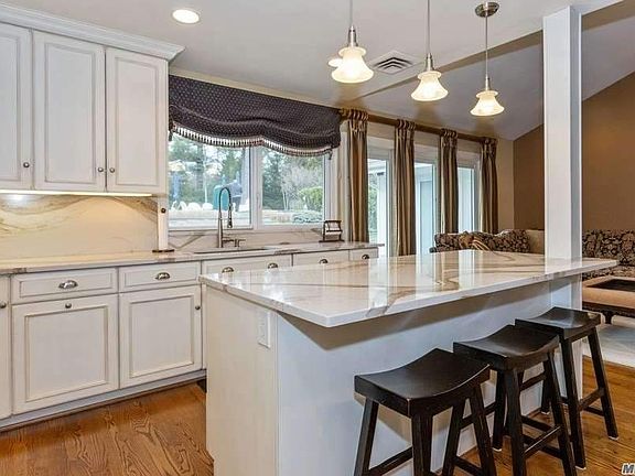 3rd image of 17 Kristi Dr