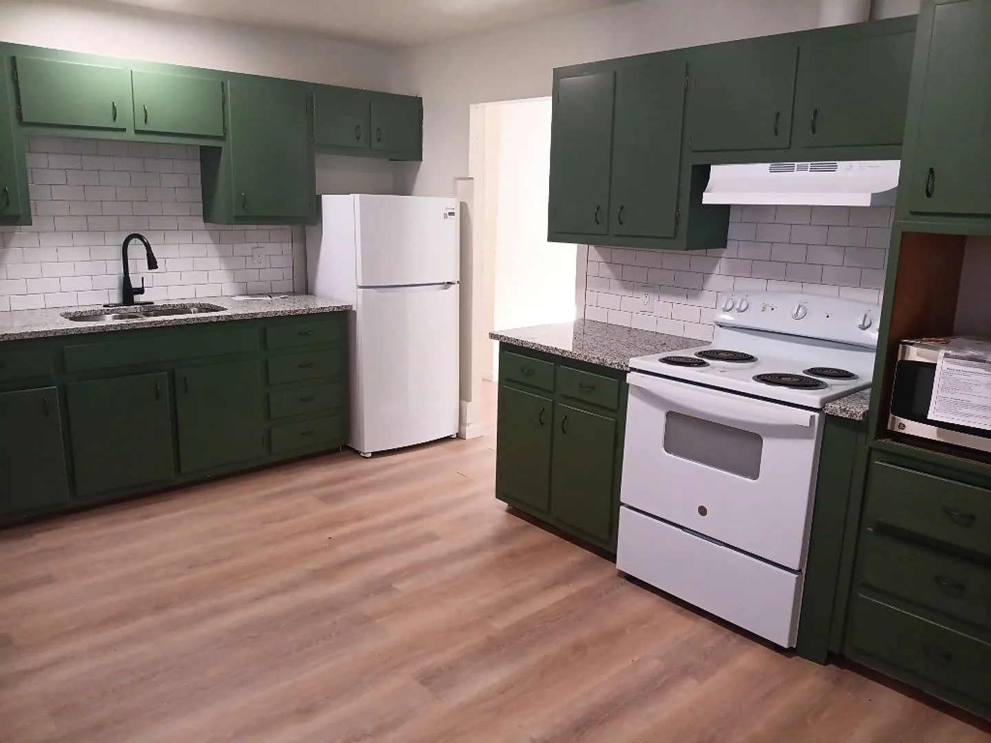 Charming 2-bedroom, 1-bathroom! Showings available! — Photo 1