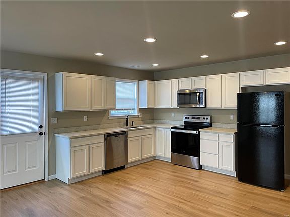 2nd image of 32 Kensington Dr