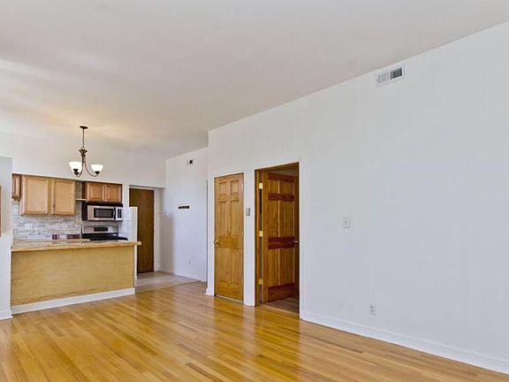 3rd image of 1366 W Evergreen Ave #2R