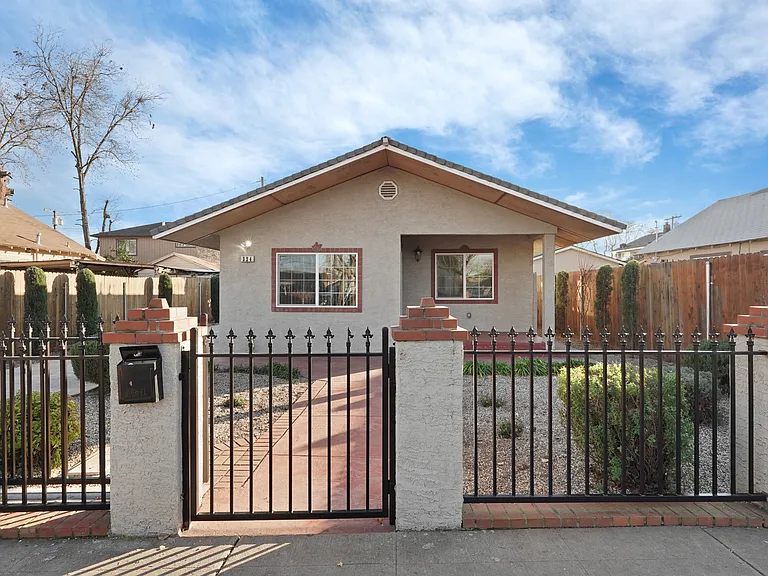 324 Flora St — Photo 2