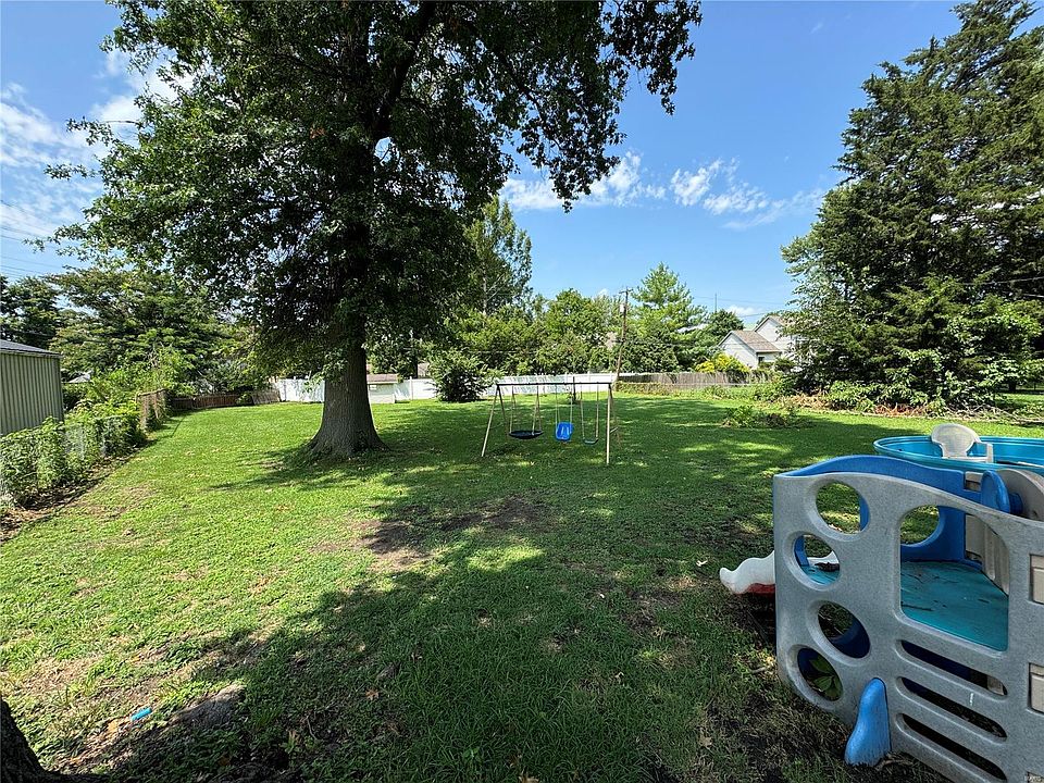2nd image of 14 Ridgelawn Ct