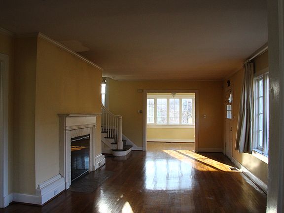 Living room with fireplace 