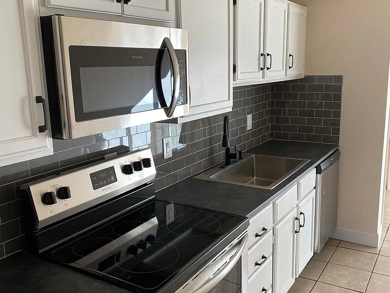 2421 Lakeview Cir — Photo 9