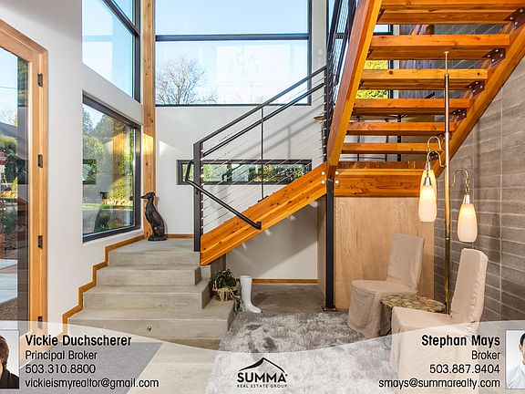 Entryway / 2-story atrium