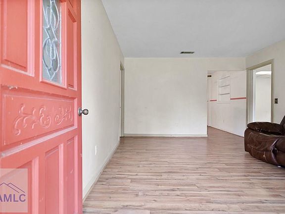 4th image of 985 Seven Oaks Rd