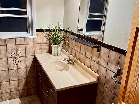 5th image of 132 Union St