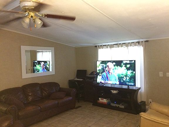 Spacious living room 