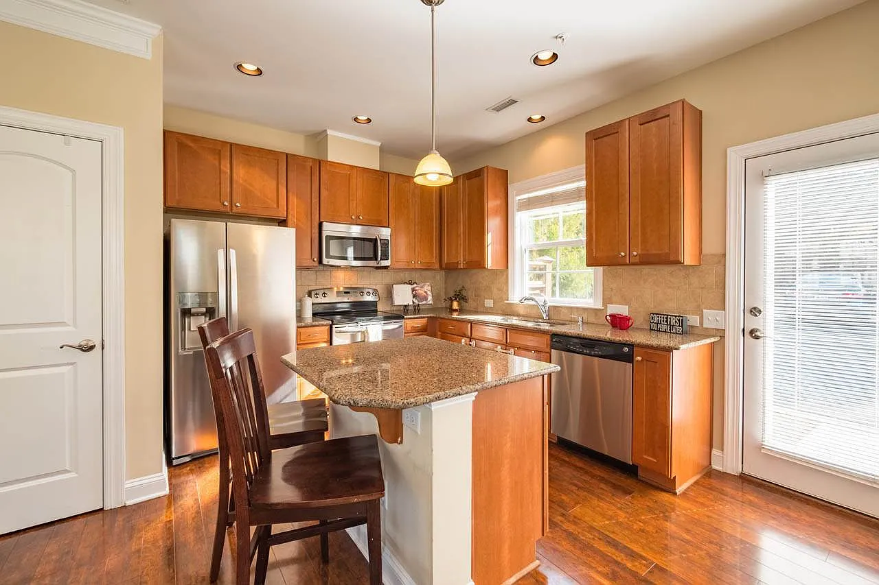 2 bed, 2.5 bath, 1346 sqft, $1,900 — Photo 1