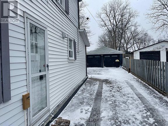 3rd image of 707 Niagara Blvd