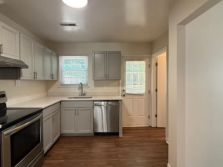 282 Albert Ct — Photo 5
