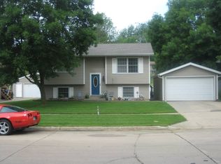 82 Brook Cir, Pella, IA 50219