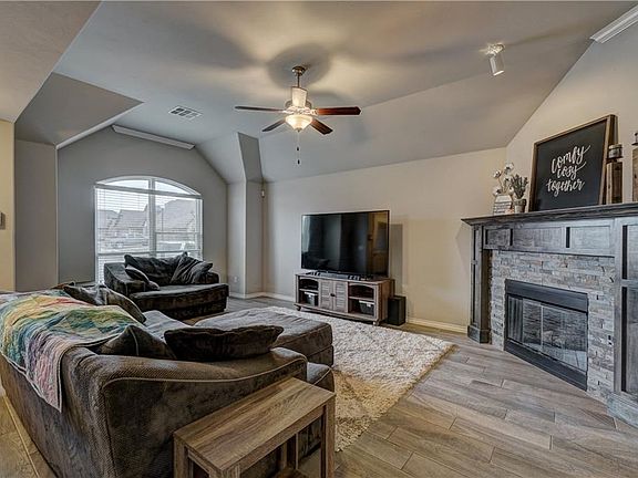 3rd image of 18236 Scarborough Dr