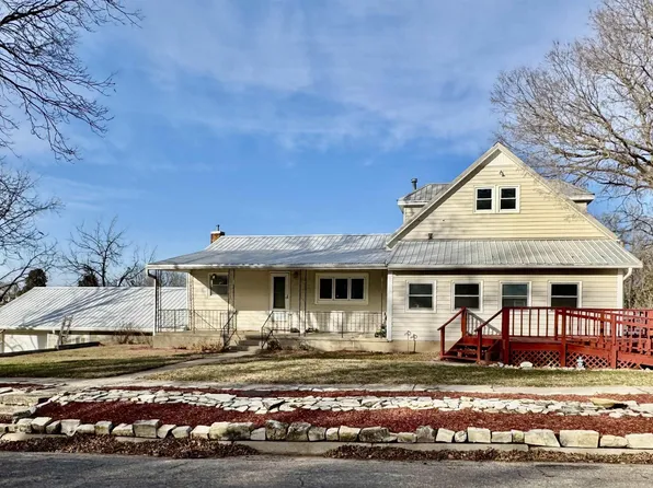 236 W Oak St, Waterville, KS 66548