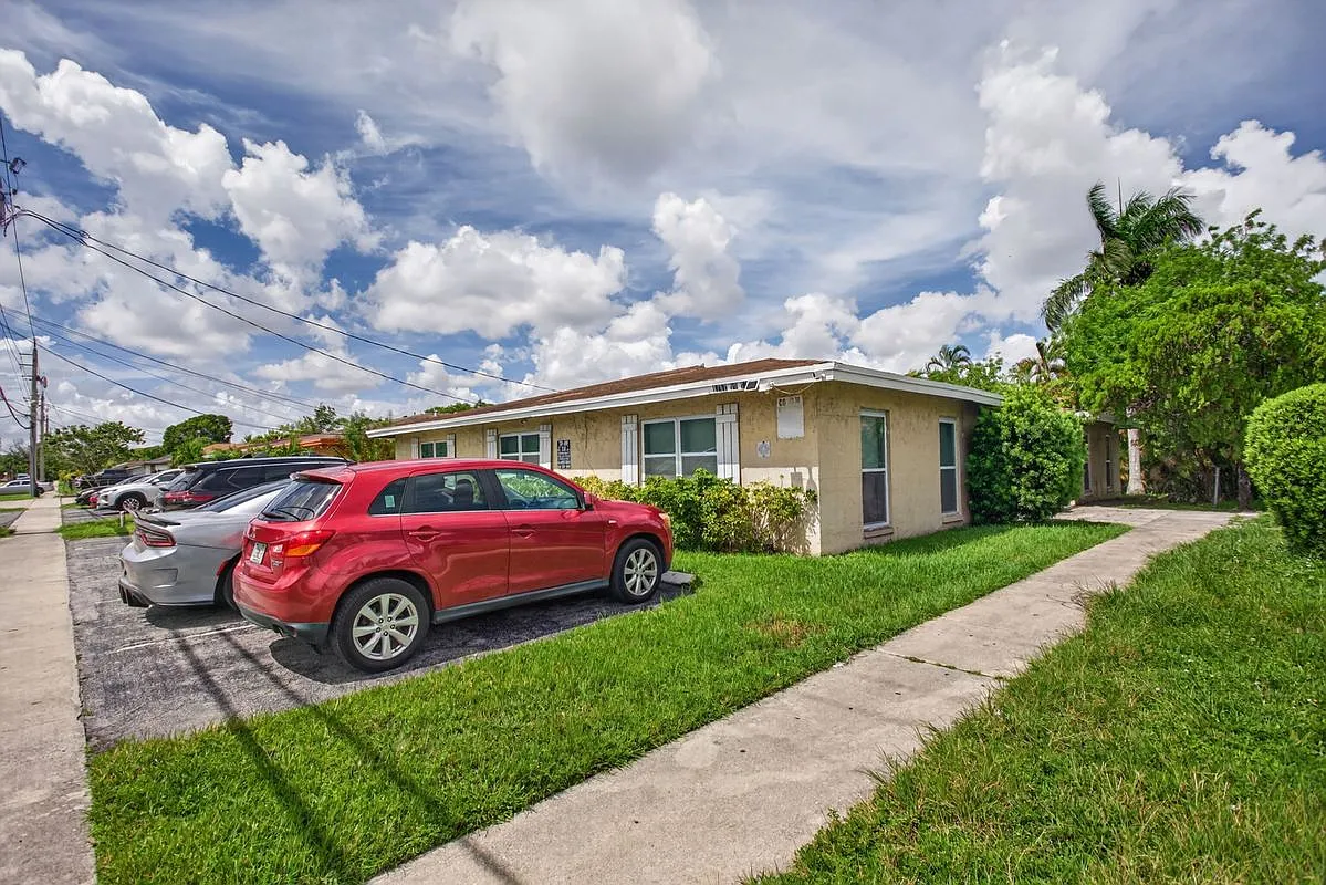 3 bed, 1.0 bath, 1036 sqft, $1,975 — Photo 4
