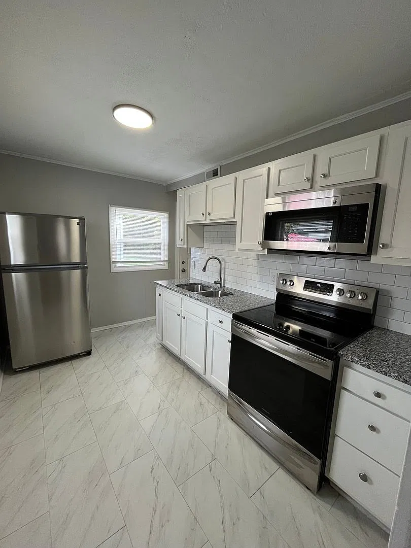 Charming 2-Bedroom Home with Updated Kitchen, Backyard & Garage! — Photo 2