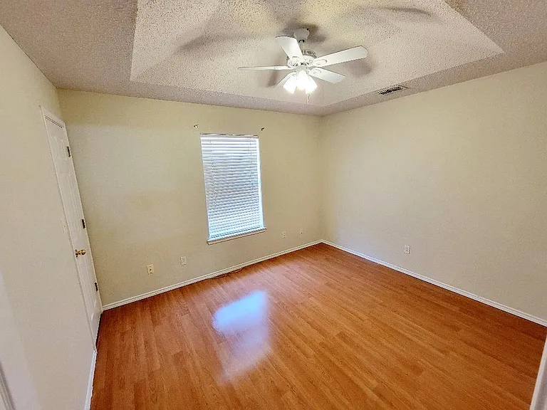 3514 N 32nd Ln — Photo 6