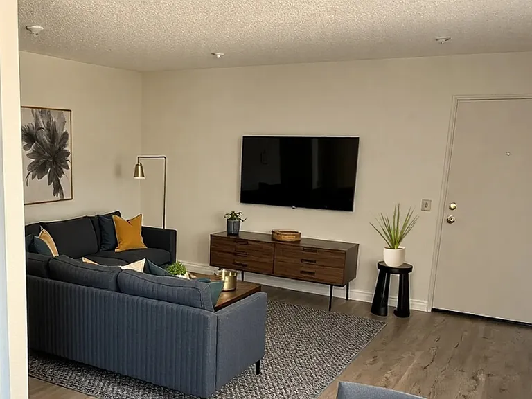 Del Rey Vista Apartments — Photo 2