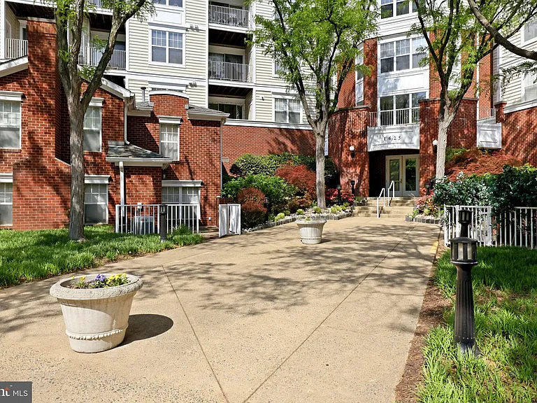 1625 International Dr #316 — Photo 32