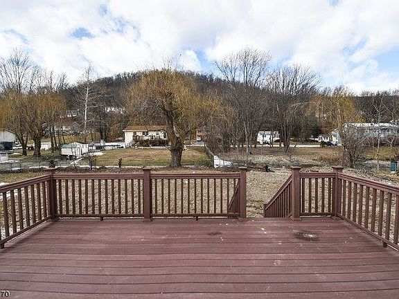 4th image of 9 Gilbert Dr
