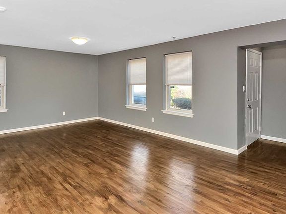 2nd image of 220 Artist Lake Dr