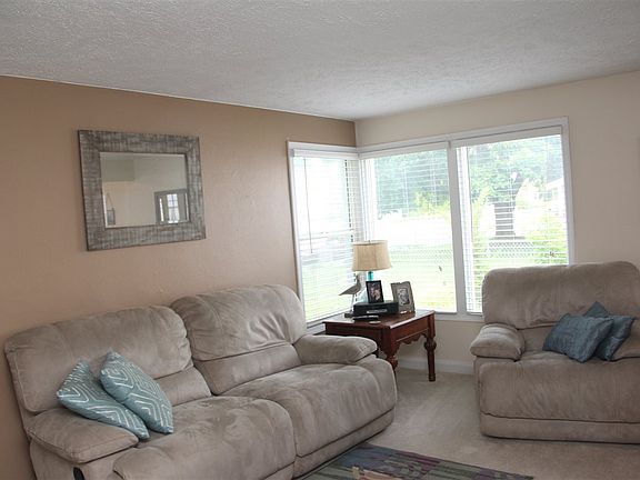 3rd image of 2511 W Crown Ave