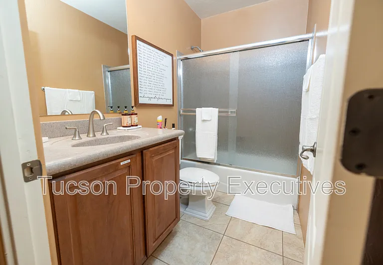 123 E Castlefield Cir — Photo 8