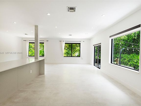 5th image of 925 Algaringo Ave