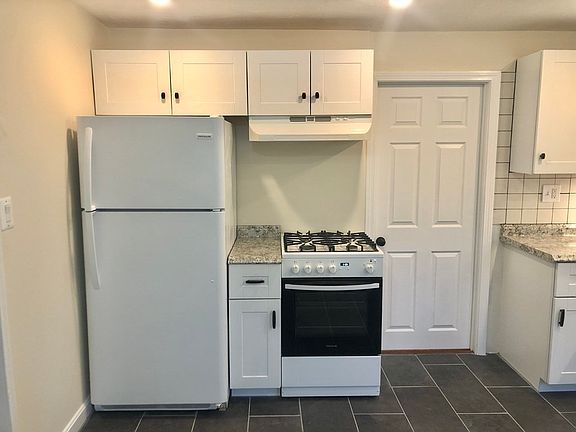 4th image of 358 Commercial St #1