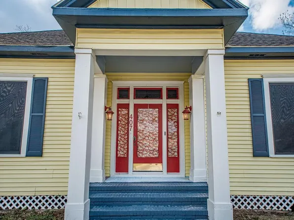 407 Robinson St, Edna, TX 77957