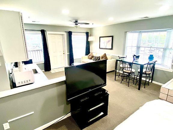 4th image of 515 Williams St #37