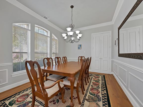 5th image of 2605 Saratoga Dr