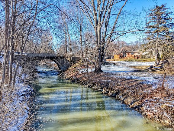 3rd image of 24095 Farmington Rd