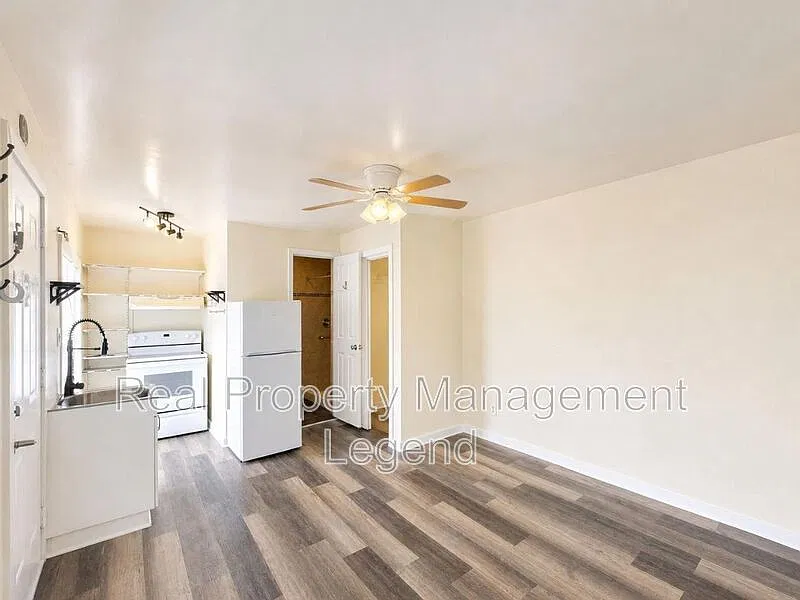 1 bed, 1.0 bath, 300 sqft, $900 — Photo 1