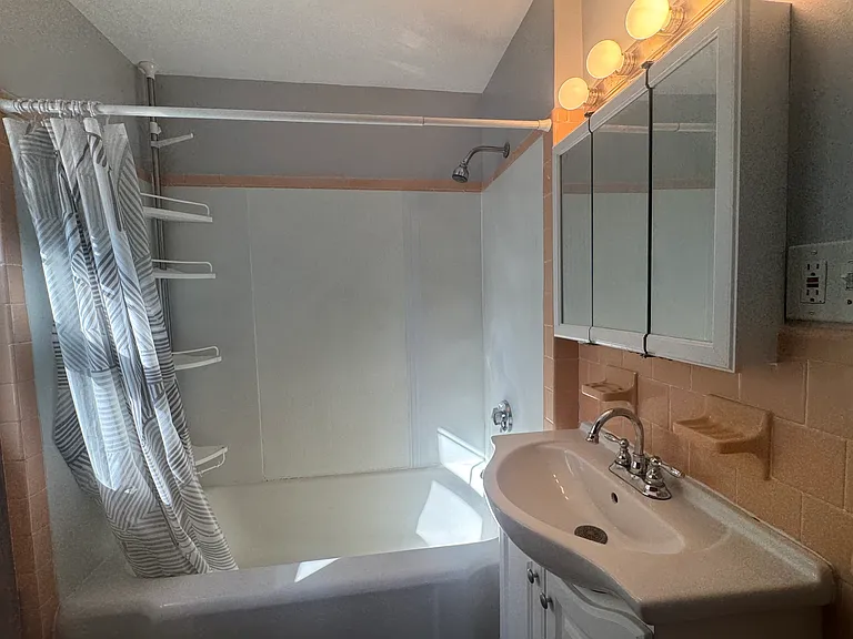 131 Ashley St — Photo 9