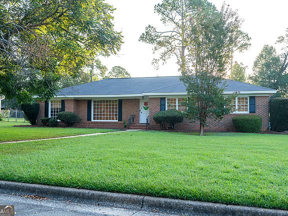 3rd image of 516 Summit Dr