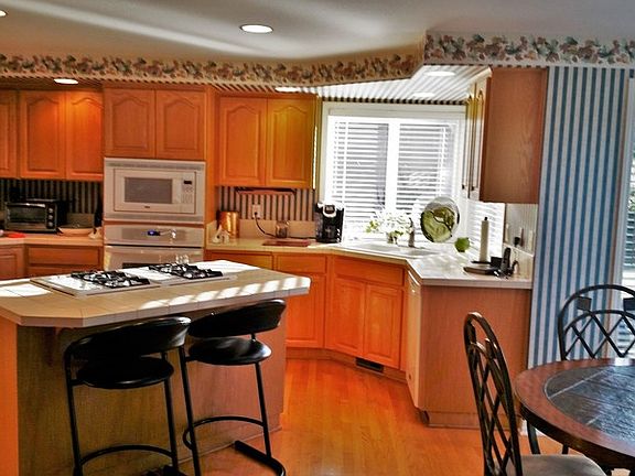 Tile and Hardwood Kitchen : Big, bright kitchen with plenty of cabinet space & new appliances.