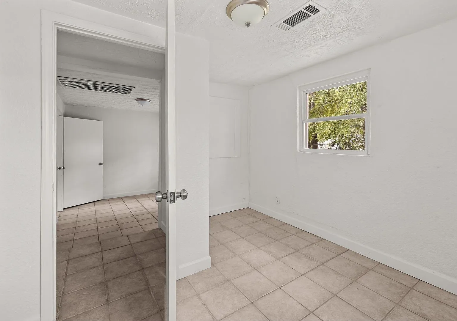 Move-in Special: Receive a $300 gas card with approved application and signed lease.-253 John Mor... — Photo 4