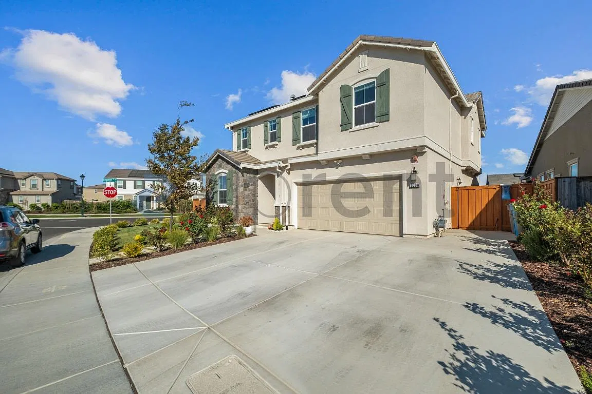 4 bed, 2400 sqft, $4,495 — Photo 3