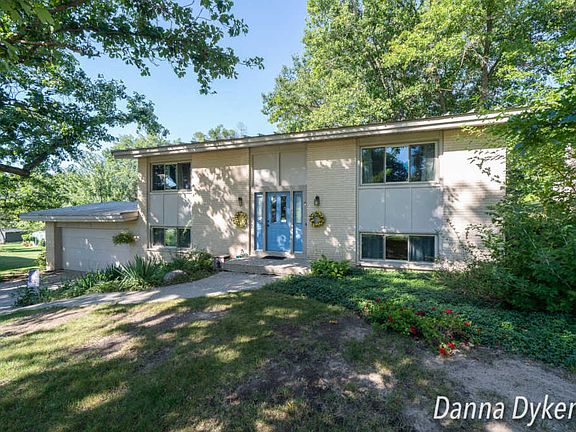 2nd image of 8301 Courtland Dr NE