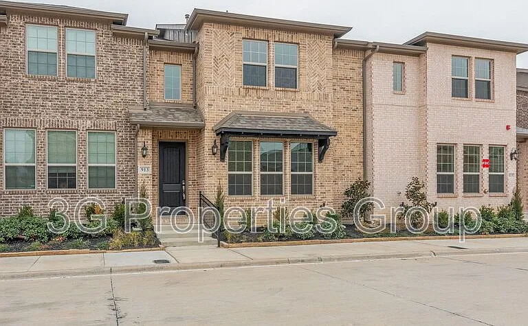 913 Ponds Edge Ln — Photo 1