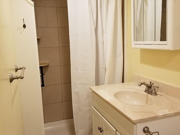 5th image of 1105 Davis St #1105B