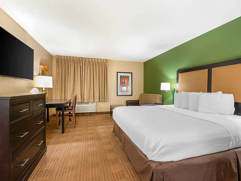 Deluxe Studio - 1 King Bed