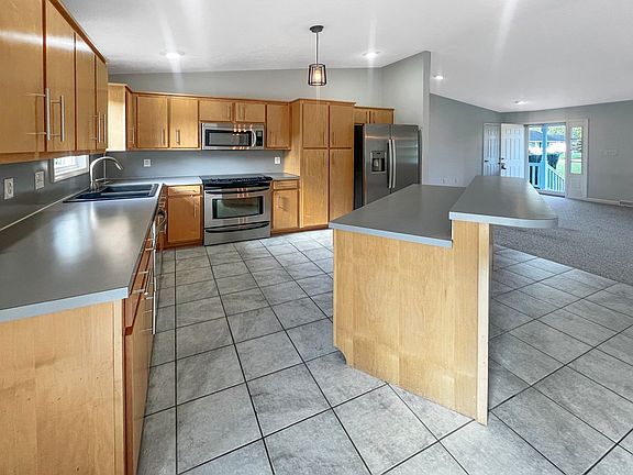 5th image of 695 Reese Dr