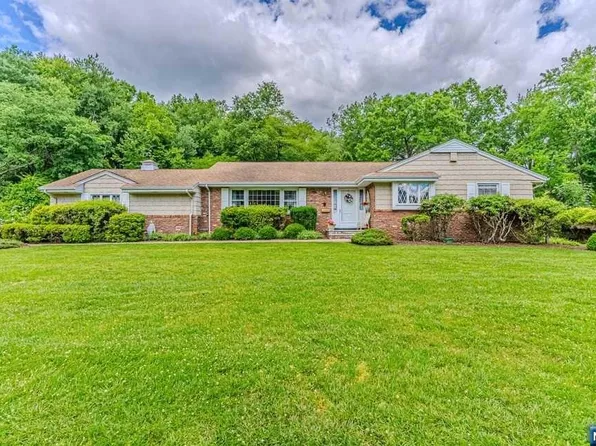 560 Lynn St, Harrington Park, NJ 07640