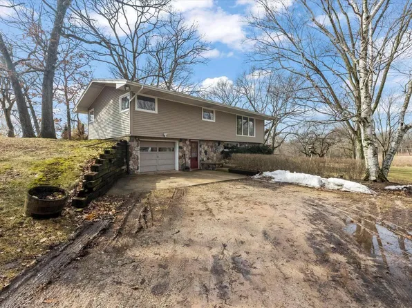 3926 Division ROAD, Waterford, WI 53185